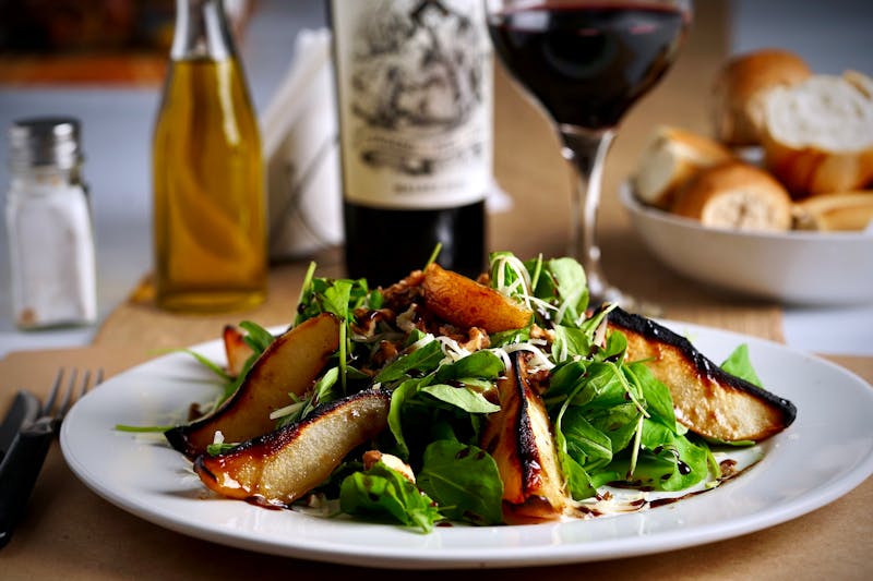 Arugula and pear salad with candied walnuts